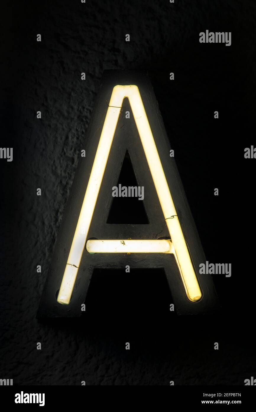 Lettre NÉON a blanche devant le noir Banque D'Images