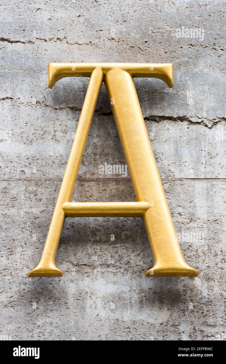 Lettre d'or A avec des serifs transparents Banque D'Images