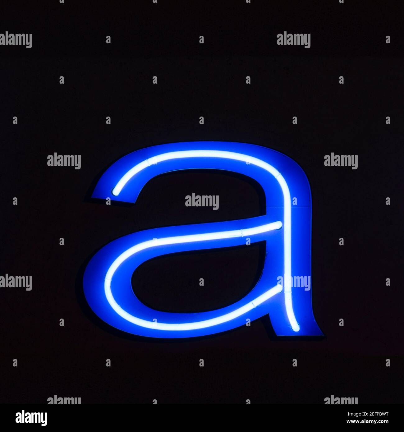 Bleu brillant lettre néon a la nuit Banque D'Images