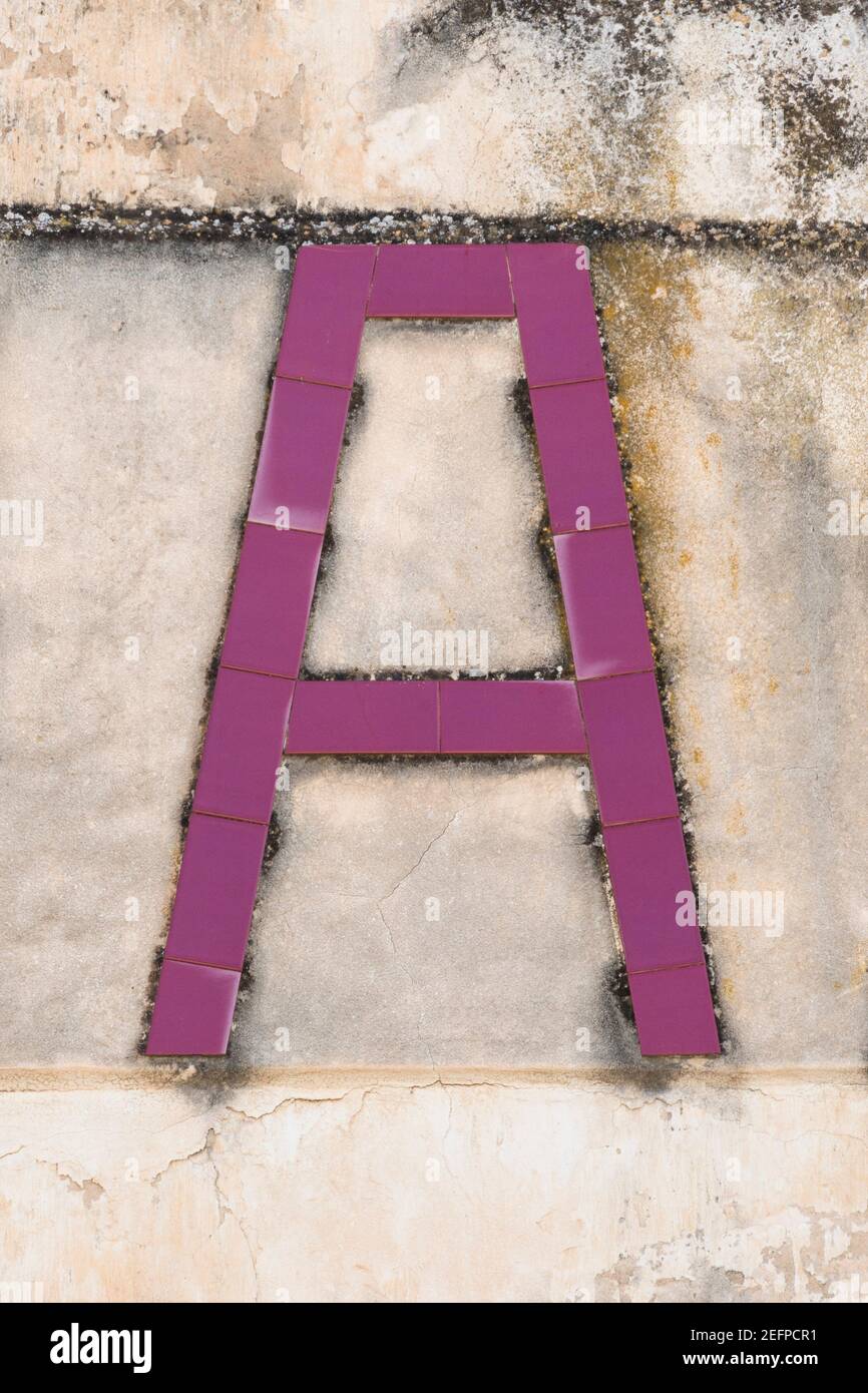 Vin rouge lettre A composé de tuiles Banque D'Images