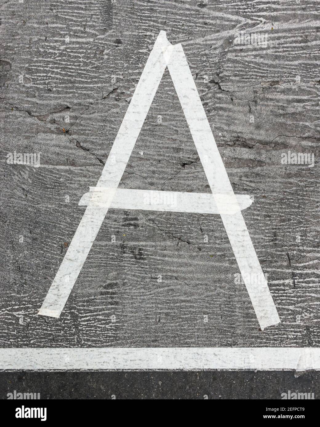 Lettre A en ruban adhésif et collée sur du gris surface Banque D'Images