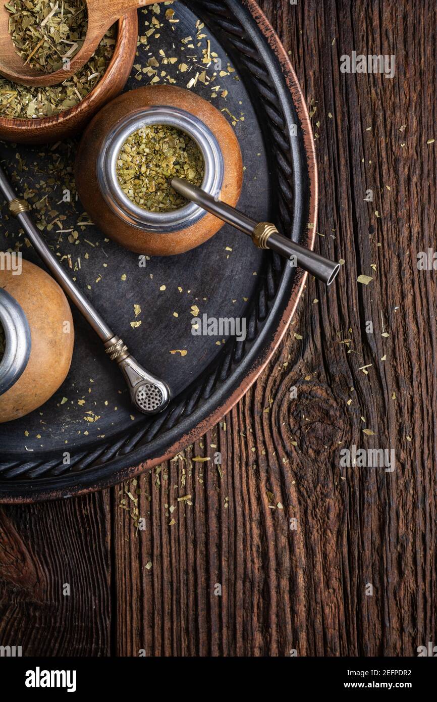 Boisson infusée saine, thé Yerba Mate classique dans un gourde avec mobilla sur fond de bois Banque D'Images