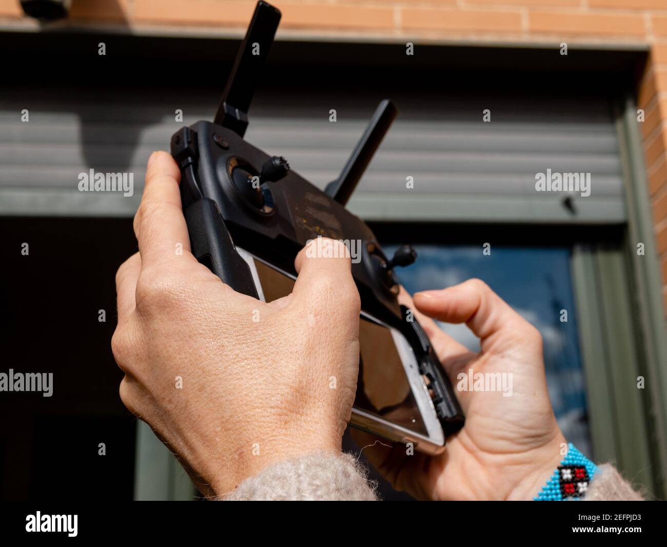 Gros plan des mains d'une femme avec un contrôle bouton d'un drone Banque D'Images
