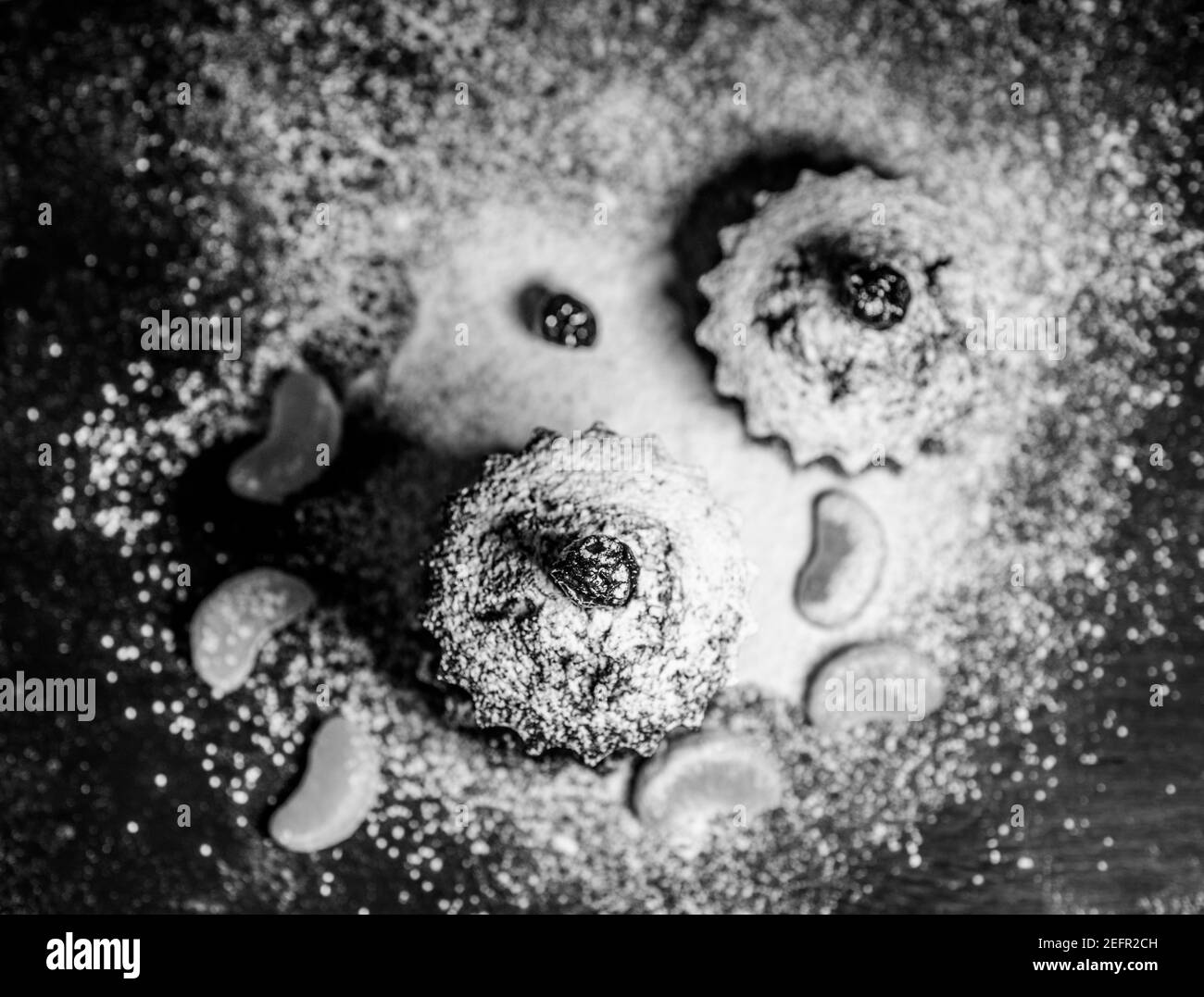 muffins au chocolat parsemés de friandises avec des cerises et du chocolat et cacao Banque D'Images