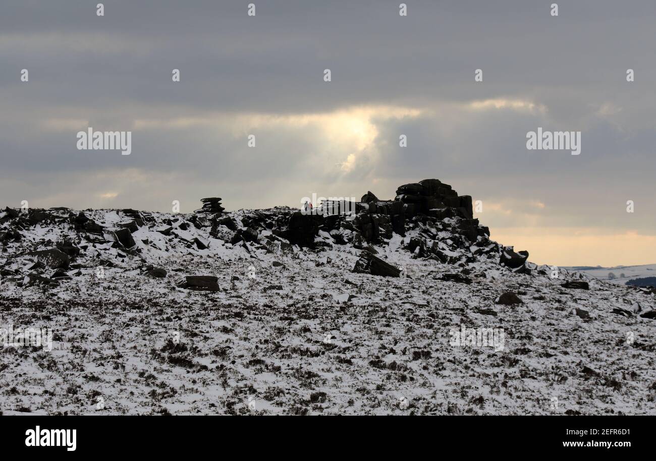 Feu d'hiver au-dessus de Owler Tor dans le Peak District Parc national Banque D'Images