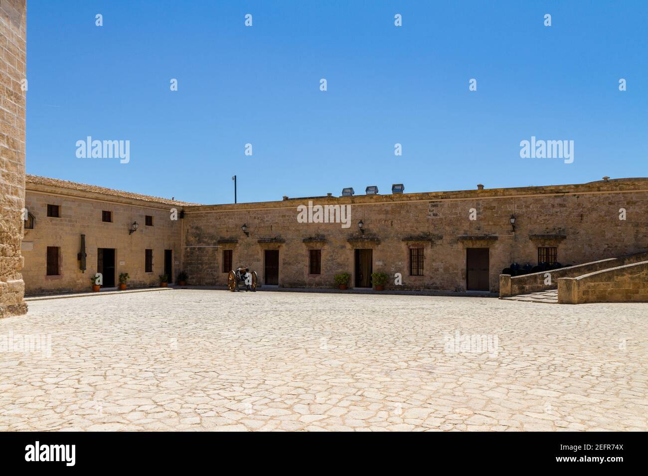 Une exposition en plein air libre de vieilles armes de défense d'artillerie à San Carlos casttle ouvrir musée militaire, Palma, Majorque Banque D'Images