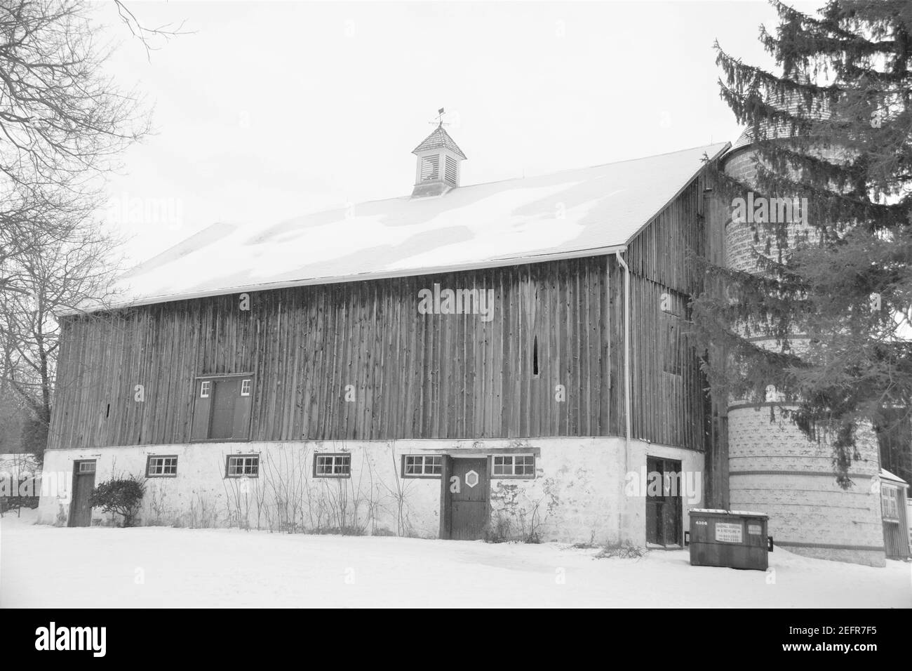 Une image en noir et blanc d'une ancienne grange à cheval Banque D'Images