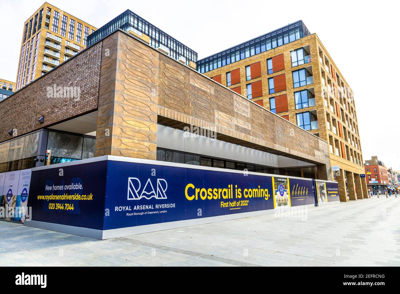 Crossrail arrive, première moitié de 2022 signe à l'entrée de la nouvelle ligne d'Elizabth, Woolwich, Londres, Royaume-Uni Banque D'Images
