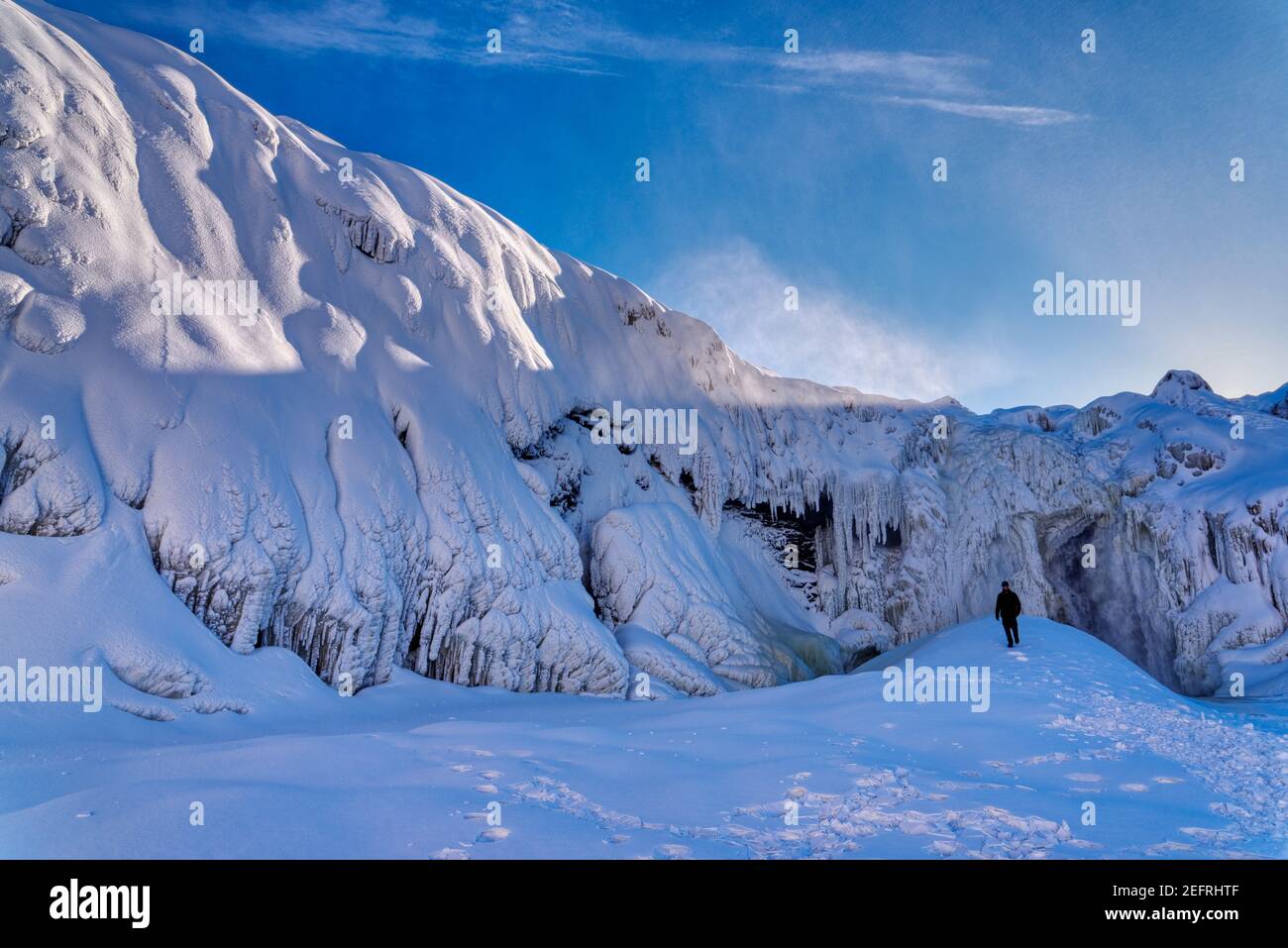 Une personne seule se trouvait sur une calotte glaciaire des chutes de Chaudière surgelées de Charny, près de Québec, Canada Banque D'Images