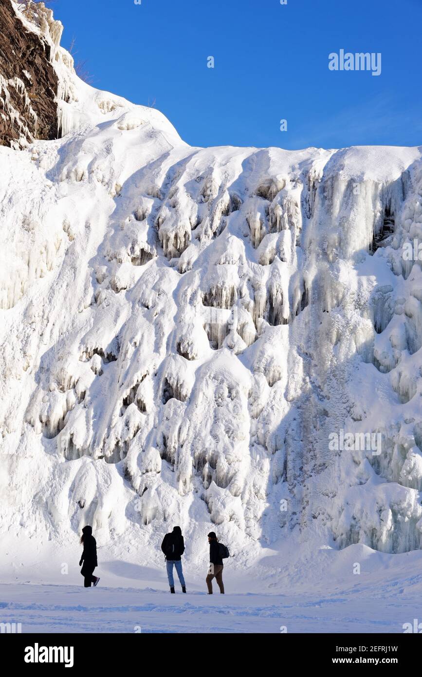 Un groupe de trois personnes au Frozen chutes de Chaudière à Charny, près de Québec, Canada Banque D'Images