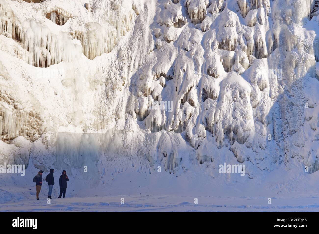 Un groupe de trois personnes au Frozen chutes de Chaudière à Charny, près de Québec, Canada Banque D'Images