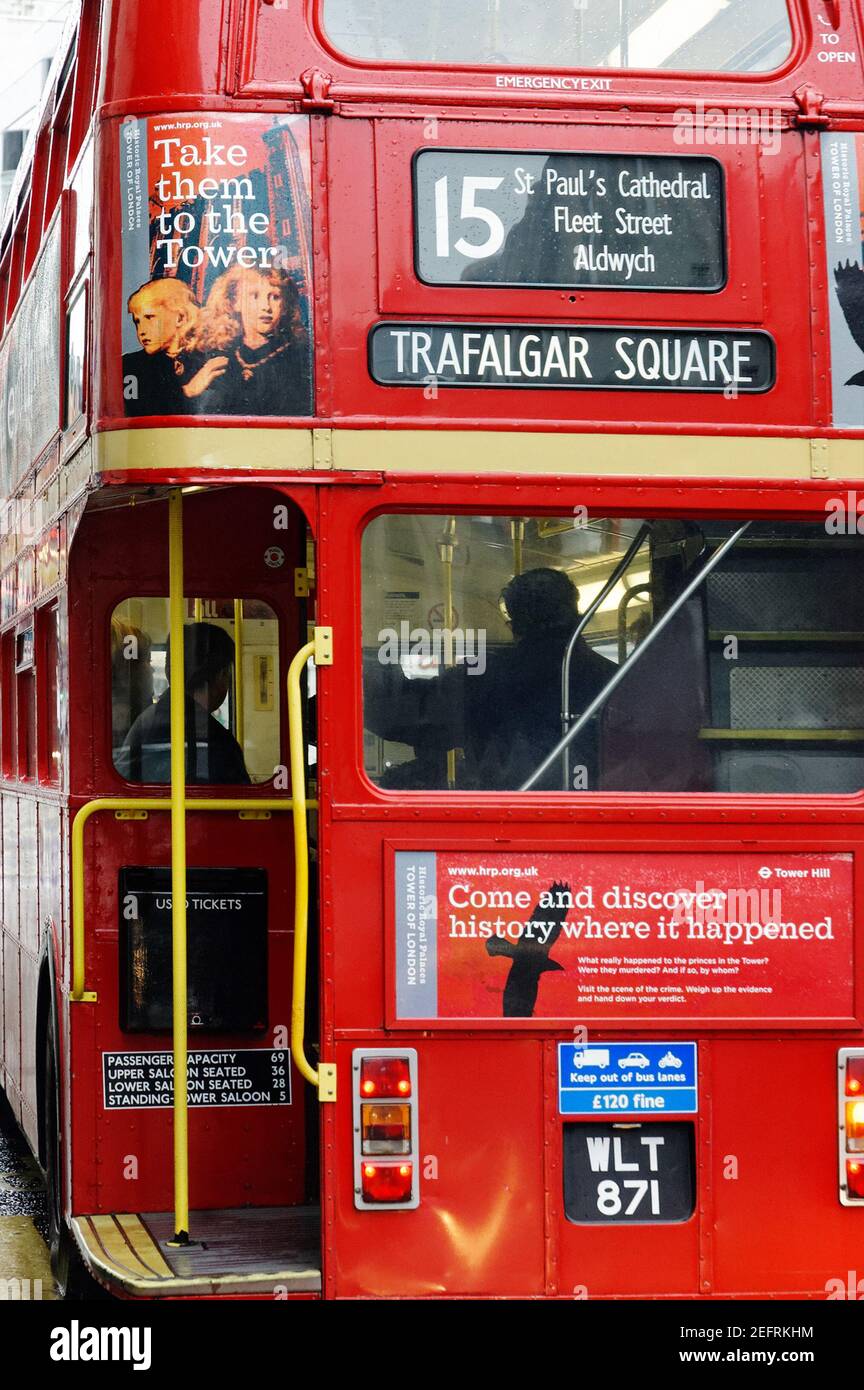 L'arrière d'un bus Routemaster rouge de londres allant à Trafalgar Square via St Pauls Cathedral, Fleet Street et Aldwych Banque D'Images