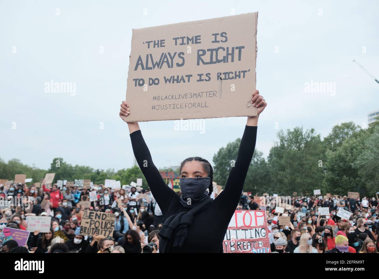 LONDRES - 3 JUIN 2020 : des manifestations contre la mort noire ont lieu à Speakers Corner à Londres. Un manifestant porte un panneau indiquant « le temps est toujours bon » Banque D'Images
