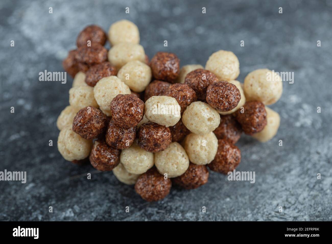 Boules de chocolat flocons de maïs isolés sur fond gris Banque D'Images