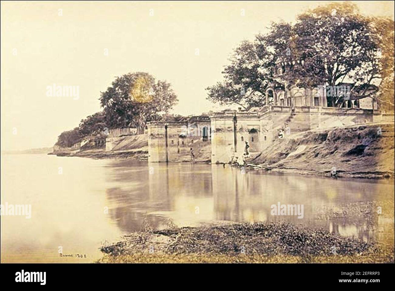 Le 27 juin 1857, les Européens qui avaient reçu la promesse d'un passage en toute sécurité depuis l'enchâssement de Wheeler sont arrivés à la jetée Sati Chaura Ghat pour prendre le bateau lorsque l'armée de Nana Sahib les a embusqués et en a tué beaucoup. Banque D'Images