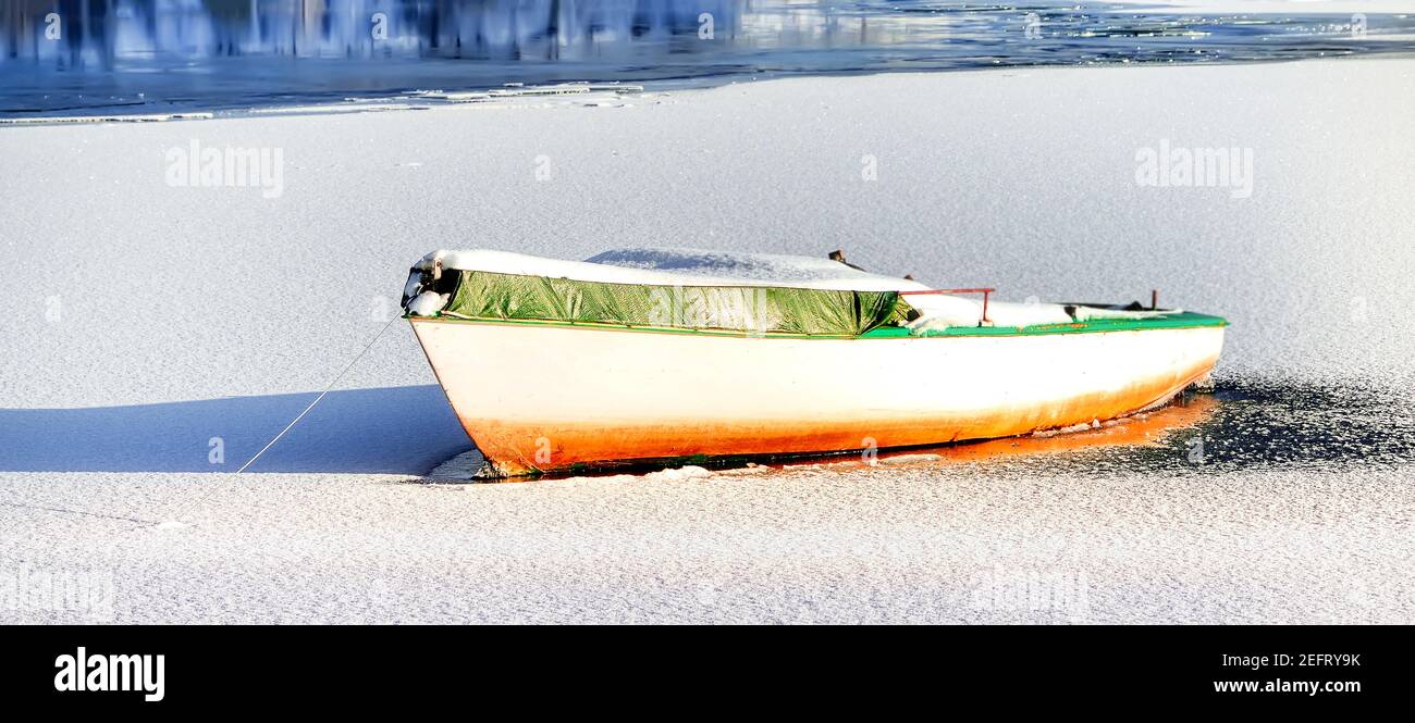 Un petit bateau à l'Edersee en hiver. Banque D'Images