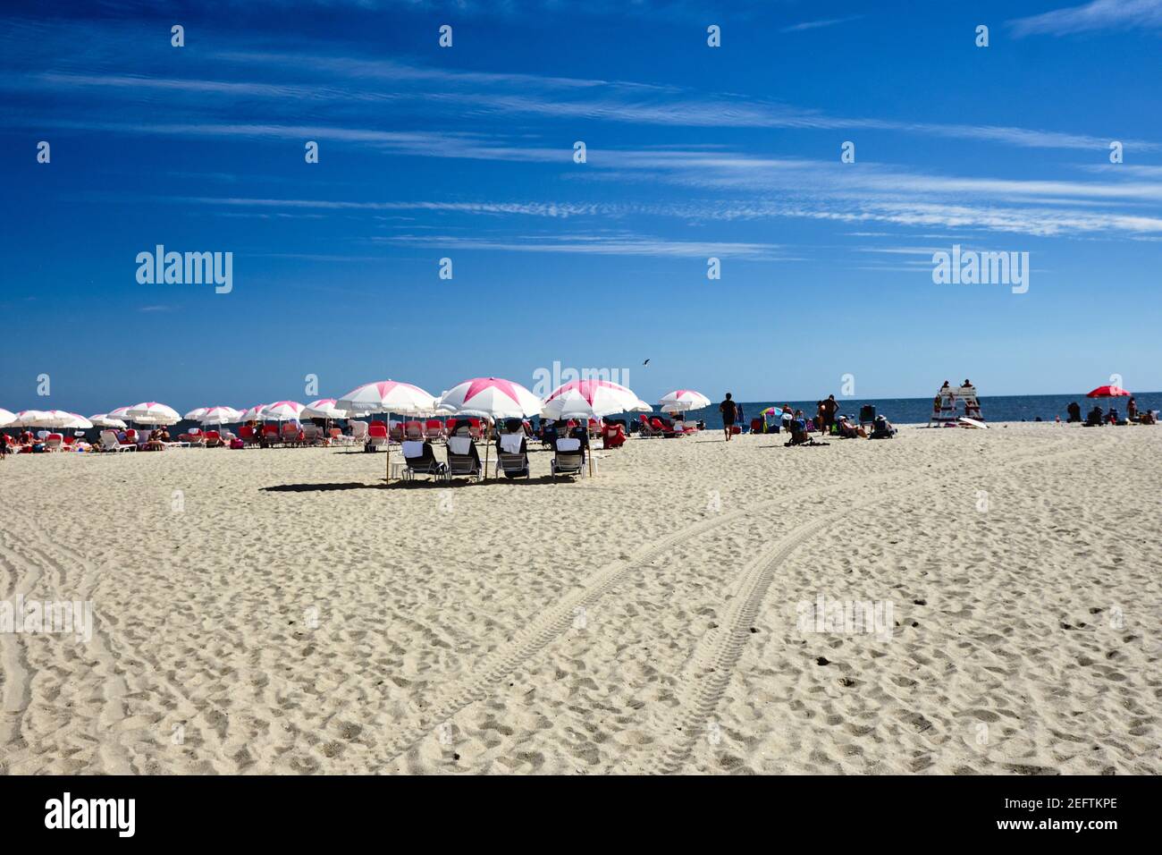 Plage de sable avec parasols, Cape May, New Jersey Banque D'Images