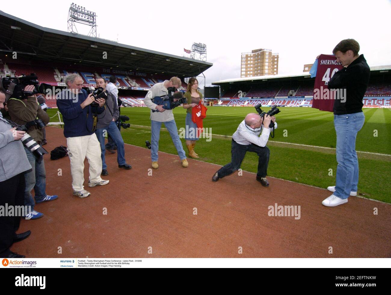 Football Teddy Sheringham Press Conference Upton Park 31 3 06 Teddy Sheringham Avec Un Maillot De Football Pour Son 40eme Anniversaire Credit Obligatoire Action Images Paul Harding Photo Stock Alamy