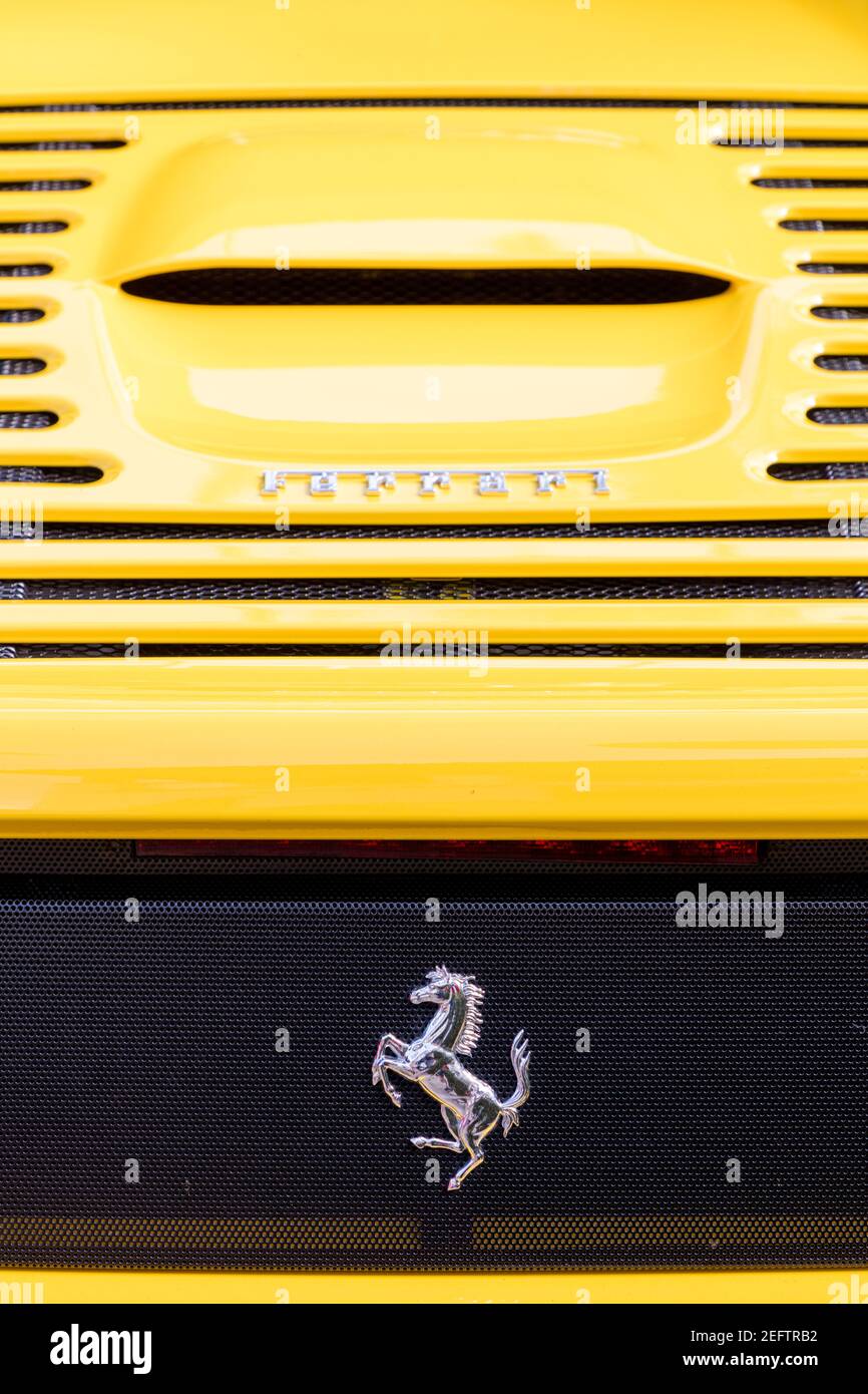 Pranancing Horse et logo Ferrari au dos de la Ferrari 458 jaune exposée à 'Cars on Fifth' - Naples, Floride, États-Unis Banque D'Images