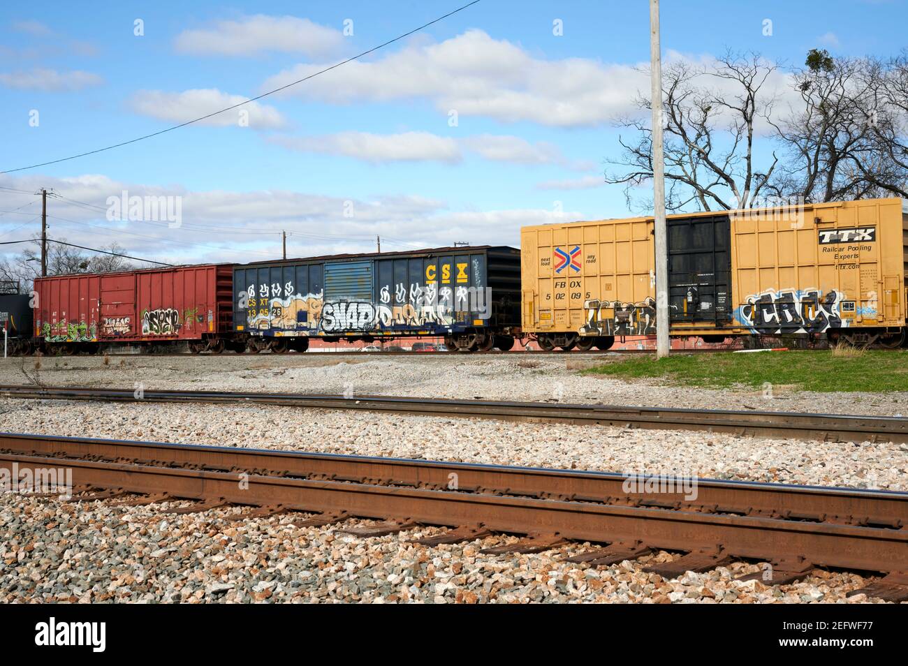 Wagons de chemin de fer, ou wagons de chemin de fer, vandalisés avec des graffitis peints en aérosol à Montgomery Alabama, États-Unis. Banque D'Images