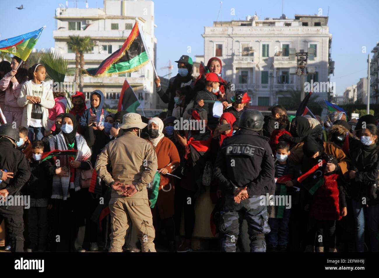 Tripoli, Libye. 17 février 2021. Les gens se rassemblent sur la place des martyrs à Tripoli, en Libye, le 17 février 2021. Des milliers de Libyens ont célébré mercredi le 10e anniversaire de la révolution qui a renversé le régime de l'ancien dirigeant Mouammar Kadhafi en 2011. Credit: Hamza Turkia/Xinhua/Alay Live News Banque D'Images