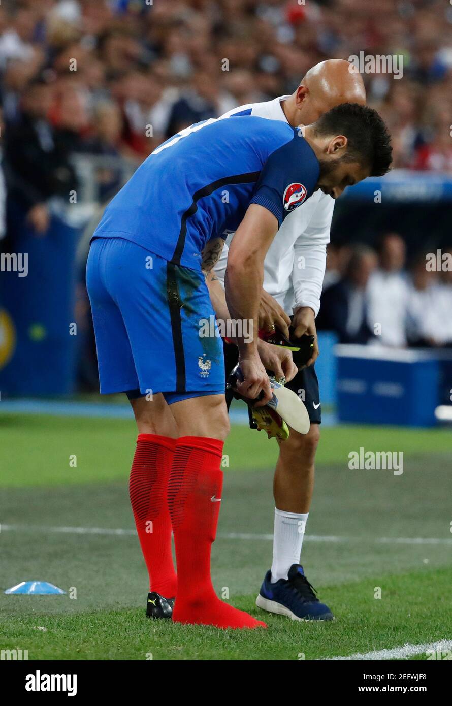 Football Soccer - France / Albanie - EURO 2016 - Groupe A - Stade  Vélodrome, Marseille, France - 15/6/16 Olivier Giroud change de chaussures  REUTERS/Yves Herman Livepic Photo Stock - Alamy