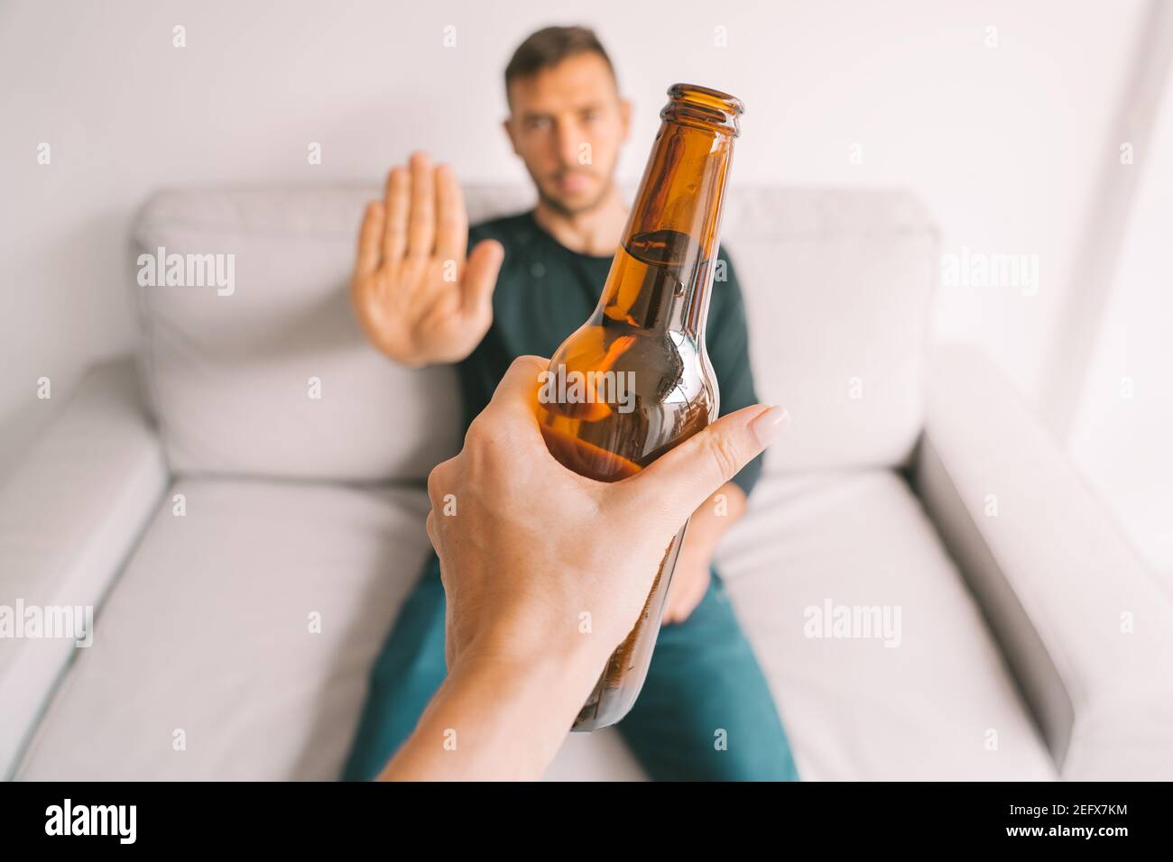 Pas d'alcool. Le jeune homme refuse de boire de la bière. Arrêtez de boire. Dire non à l'alcoolisme. Traitement de la dépendance à l'alcool Banque D'Images