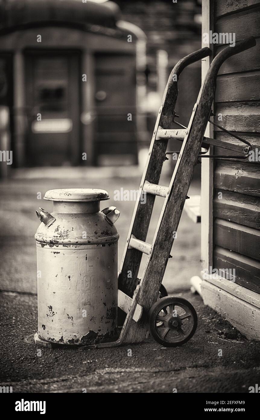 Vieux laiteux avec une main Barrows à une gare, Ringoes, Hunterdon County, New Jersey Banque D'Images