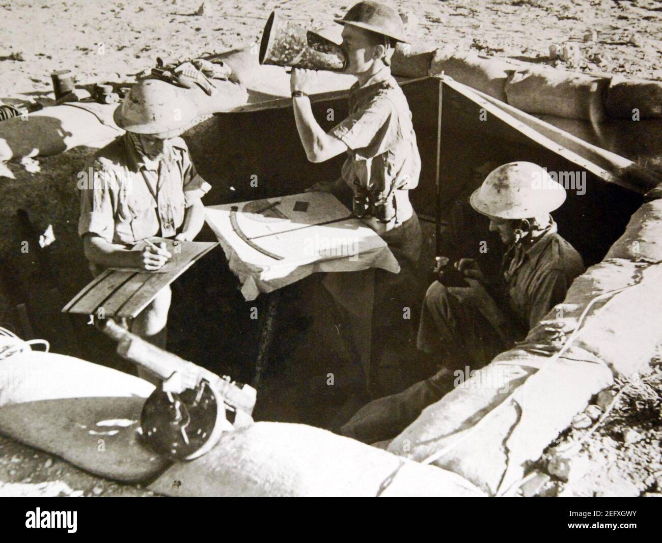 Les ordres sont criés aux armes du poste de tir, de la 8e Armée, campagne nord-africaine, de la Seconde Guerre mondiale (36845601310). Banque D'Images Les ordres sont criés aux armes du poste de tir, de la 8e Armée, campagne nord-africaine, de la Seconde Guerre mondiale (36845601310). Banque D'Images