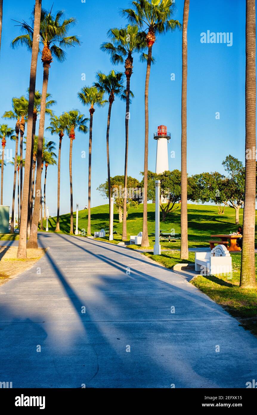 Parc avec une passerelle menant à un phare, long Beach, Californie Banque D'Images