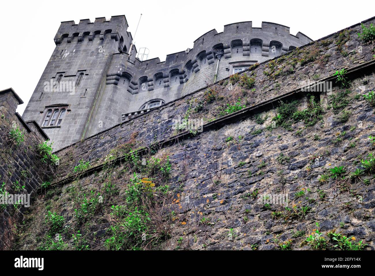 Kilkenny, comté de Kilkenny, Irlande. Le château de Kilkenny construit en position dominante au-dessus de la rivière Nore. Banque D'Images