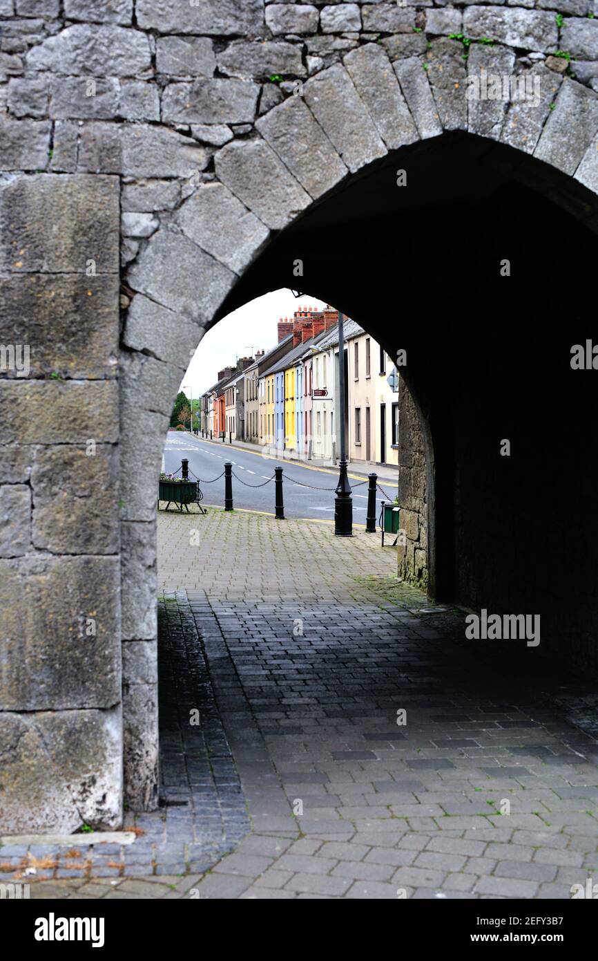 Kilmalock, Comté de Limerick, Irlande. Bâtiments colorés visibles par un portail dans le château du roi John. Banque D'Images