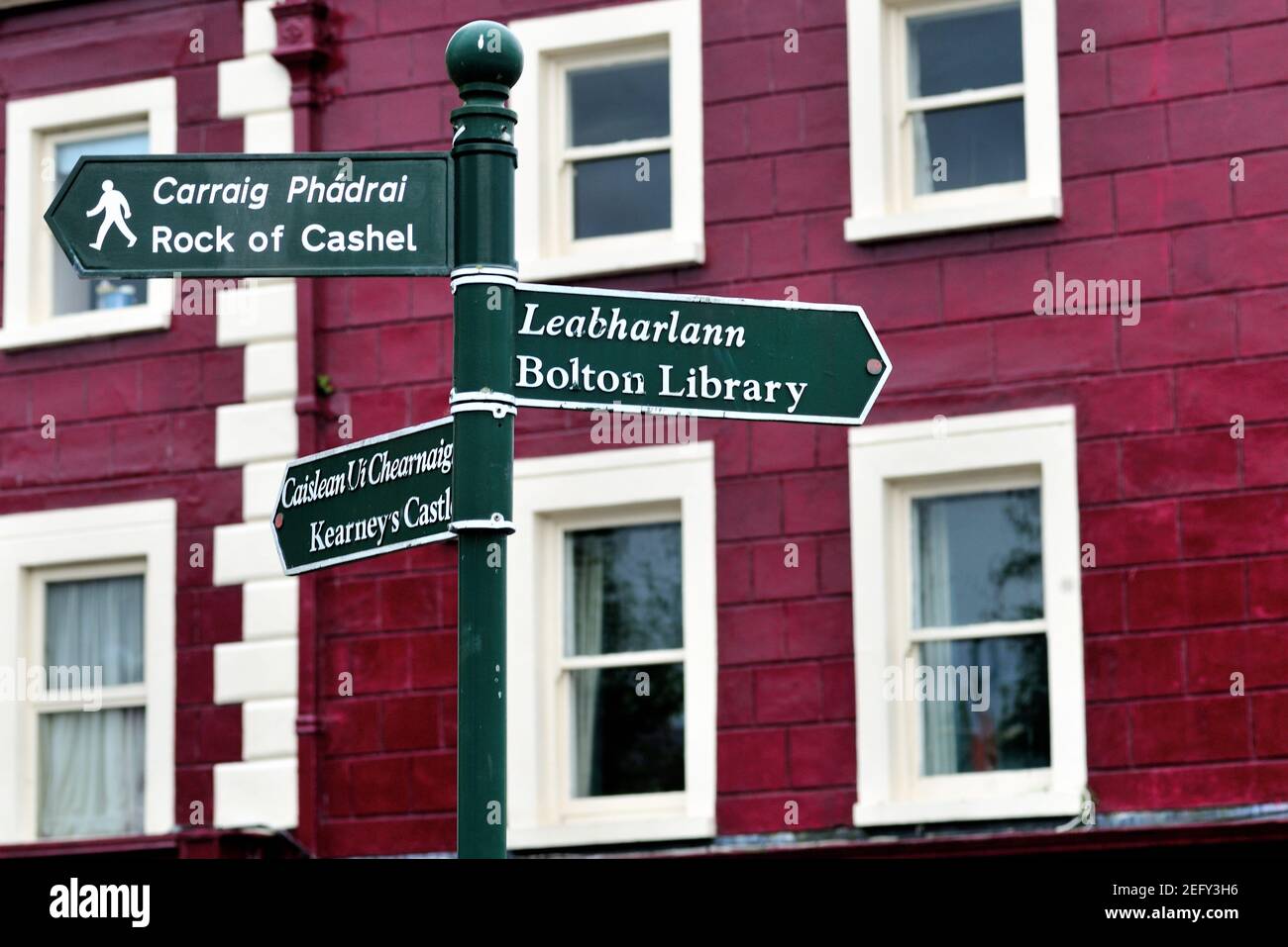 Panneau dans le centre ville de Cashel, comté de Tipperary, Irlande. Banque D'Images