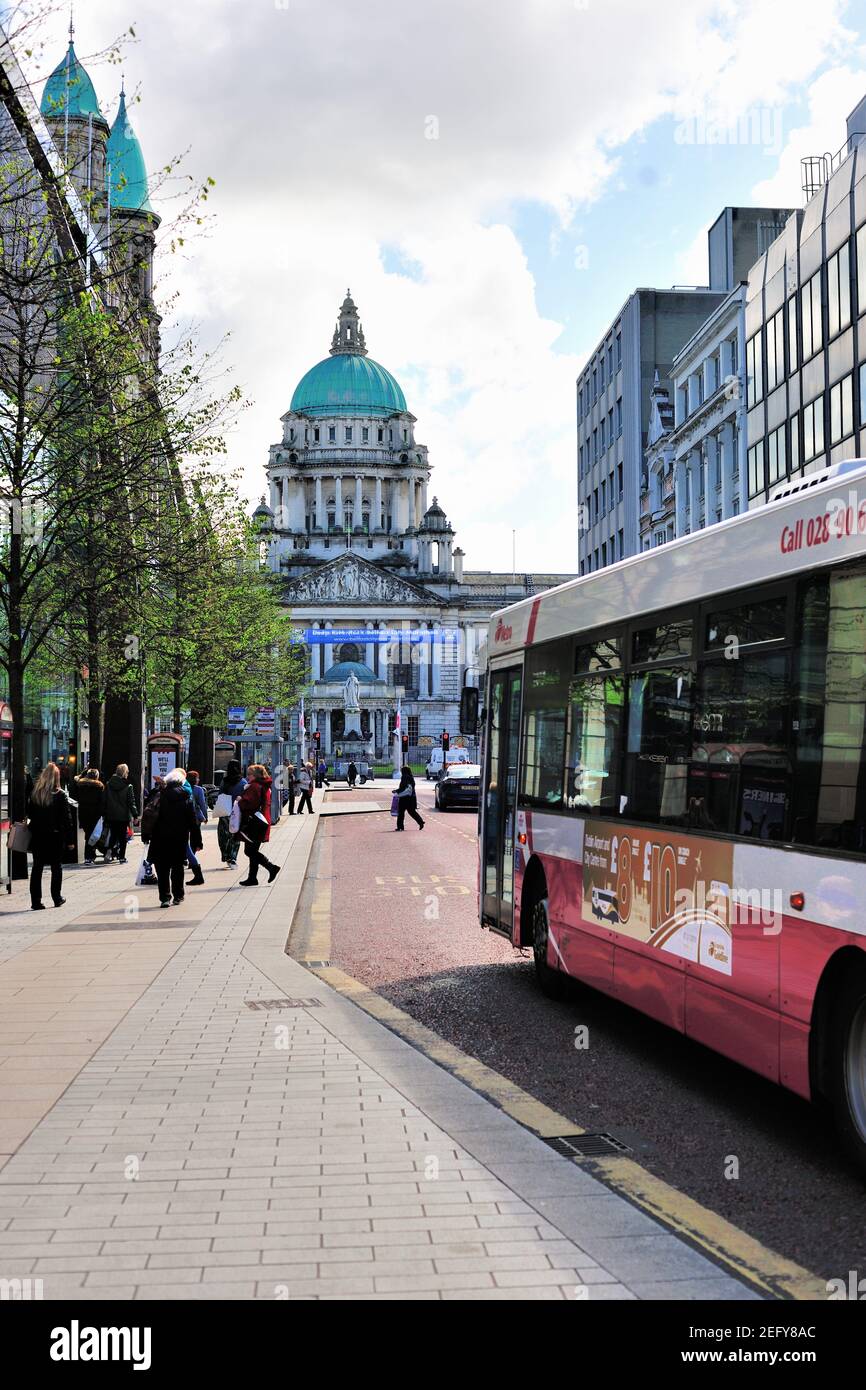 Belfast, Irlande du Nord. Un bus de ville descend sur une voie de bus et se dirige vers l'hôtel de ville de Belfast, au cœur de la ville. Banque D'Images