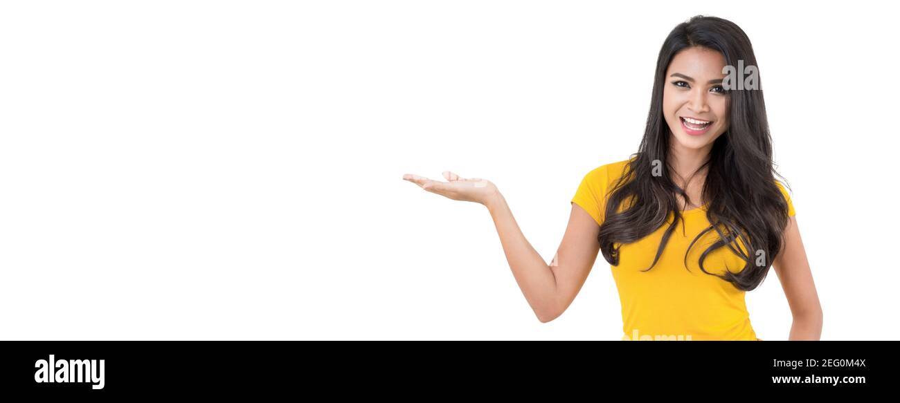 Femme asiatique confiante décontractée avec paume ouverte (main) geste, sur fond de bannière blanche Banque D'Images