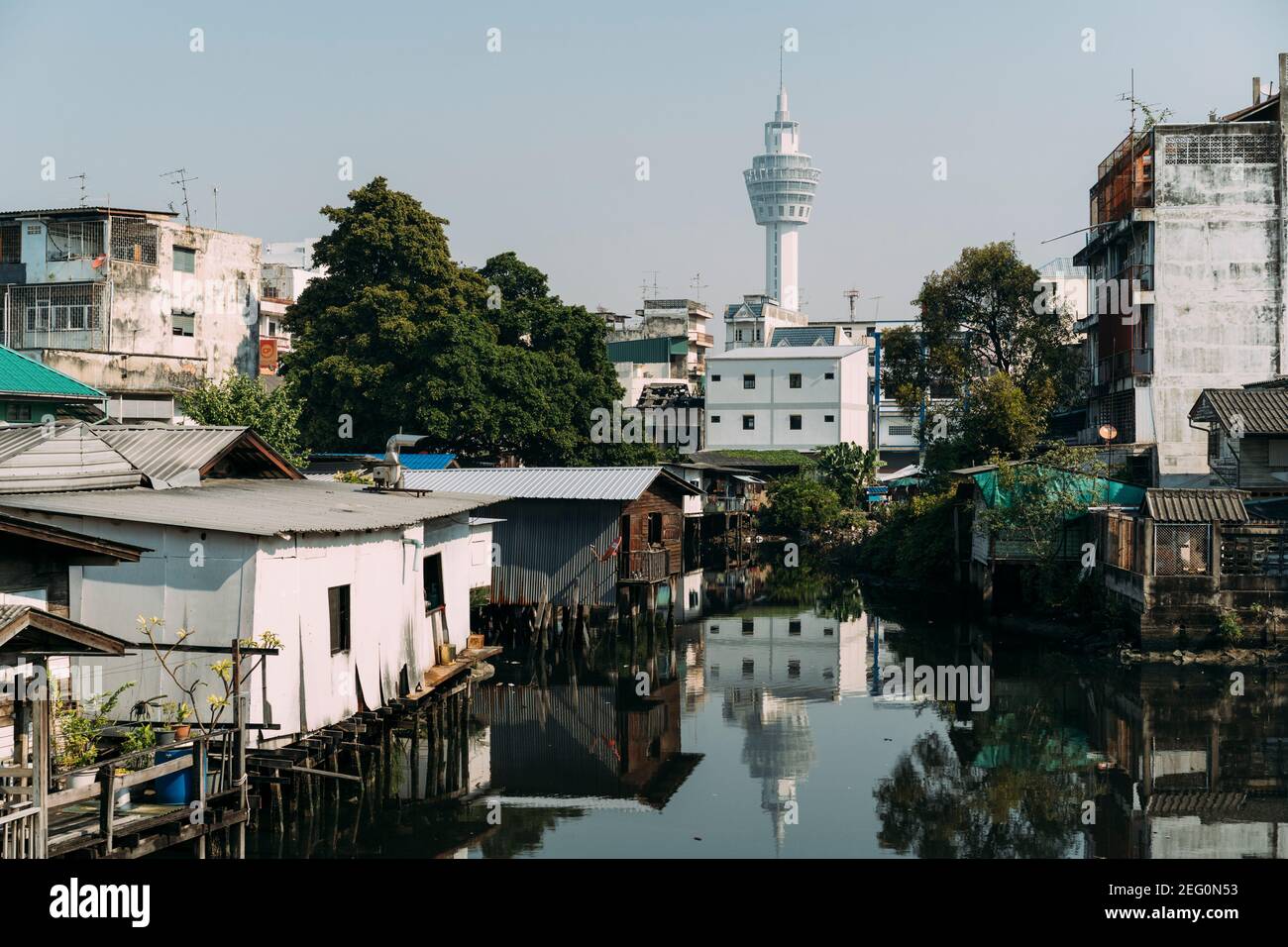 Scène de la tour d'observation de Pak Nam et des maisons environnantes à Pak Nam, en Thaïlande, avec de l'eau en premier plan. Banque D'Images