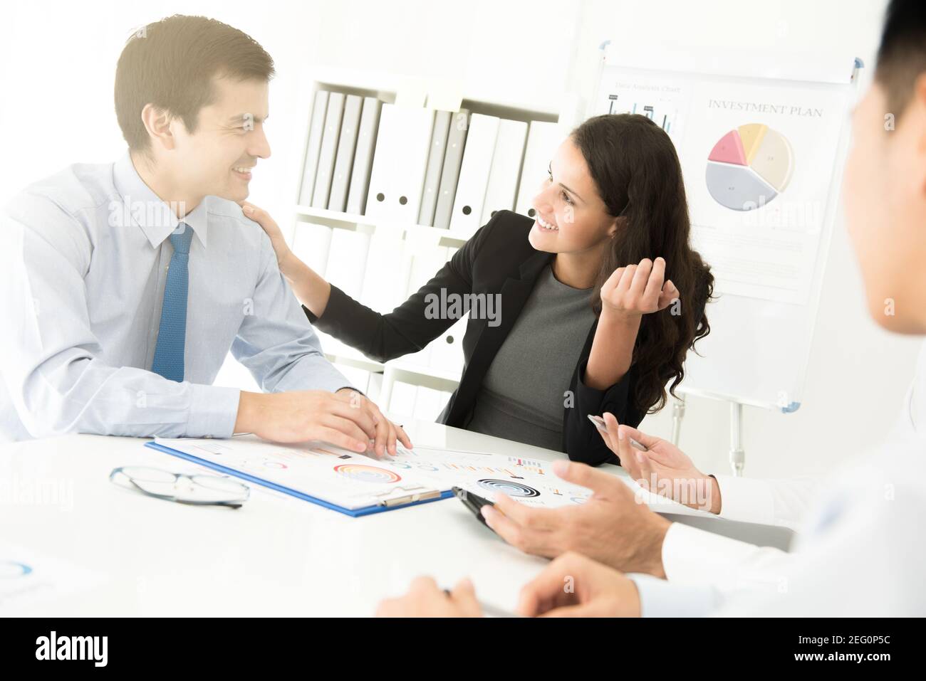 Femme d'affaires écoutant et prêtant attention à son collègue dans le réunion Banque D'Images