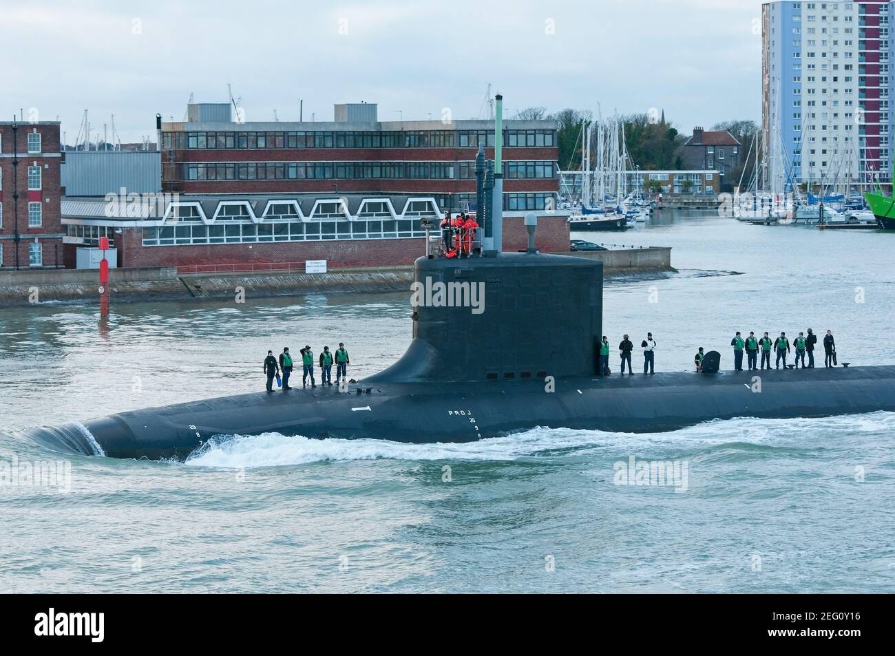 Le sous-marin USS Missouri (SSN 780) de la classe Virginia de la Marine des États-Unis quitte Portsmouth, Royaume-Uni, le 7/12/13, après une visite de courtoisie au port. Banque D'Images