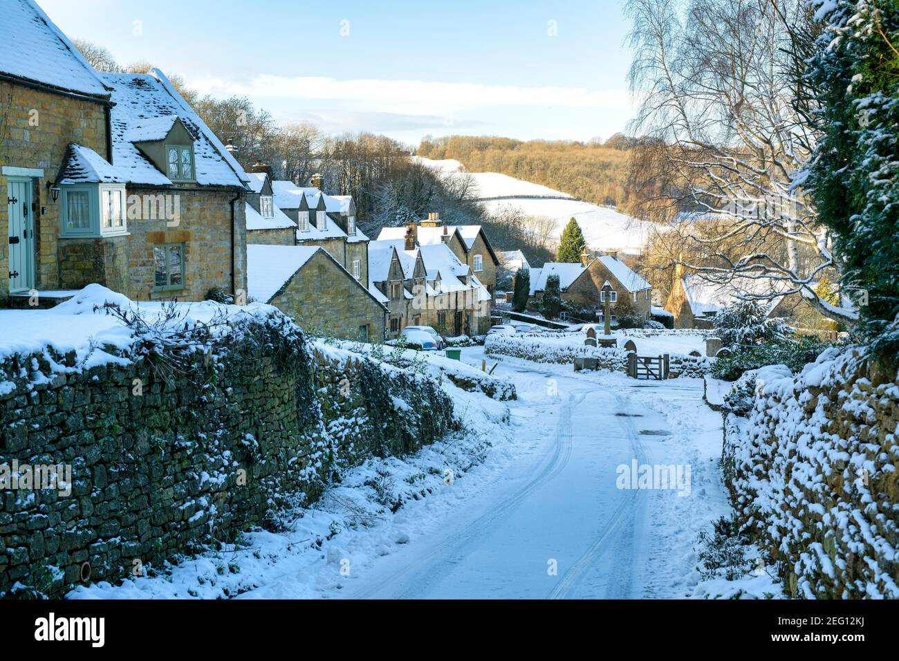 Cotswold cottages en pierre dans la neige en janvier. Snowshill, Cotswolds, Gloucestershire, Angleterre Banque D'Images