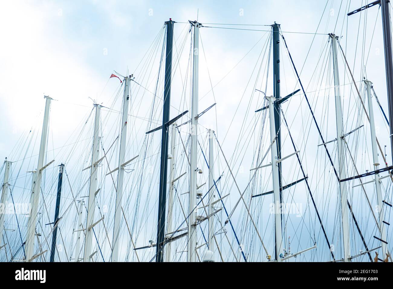 Voile blanc et bleu, mâts de yacht sur le ciel bleu à Bodrum, Turquie - octobre 2020. Banque D'Images