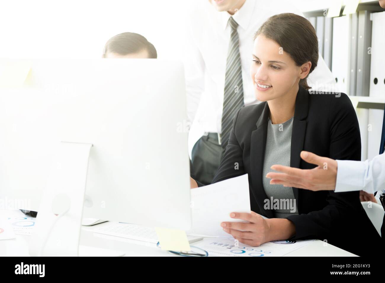 Les professionnels qui regardent l'écran d'ordinateur discutent du travail dans le bureau Banque D'Images