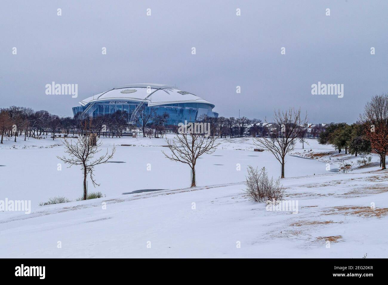 Arlington, Texas, États-Unis. 17 février 2021. La neige et la glace couvrent le Dallas Cowboys Stadium, ATT Stadium, à Arlington, Texas. Crédit : Dan Wozniak/ZUMA Wire/Alay Live News Banque D'Images