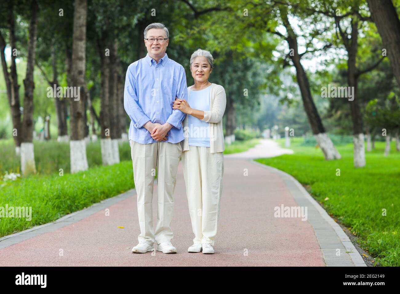Portrait d'un vieux couple heureux bras dans le bras Banque D'Images