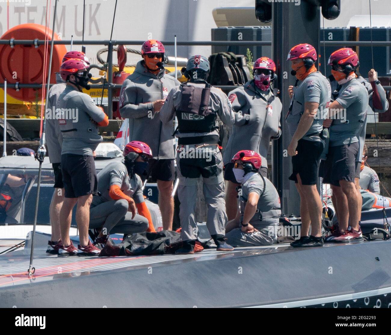 Auckland, Nouvelle-Zélande, 18 février 2021 - l'équipage de l'INEOS Team UK se prépare à quitter son quai pour s'entraîner sur le port de Waitemata en portant des revêtements de visage obligatoires pour la prochaine course finale de la coupe Prada qui a été reportée. La prochaine course est prévue pour le week-end dans des conditions de confinement de niveau 2 Covid -19, ce qui limite le rassemblement des spectateurs pour assister à la course. Crédit : Rob Taggart/Alay Live News Banque D'Images