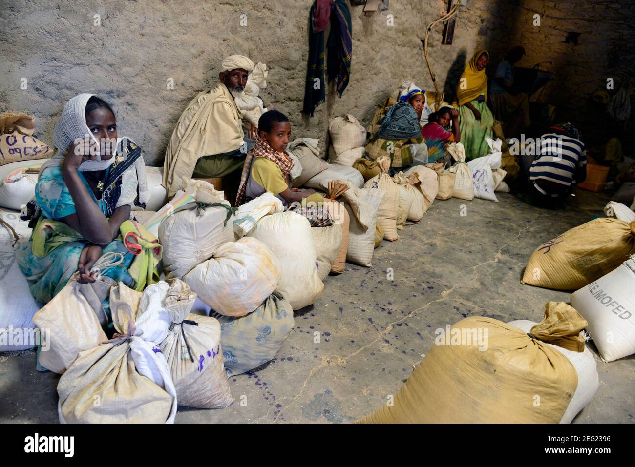 Les villageois de Tigray attendent à la station de broyage avec des sacs de labyrinthe et de Teff. Banque D'Images