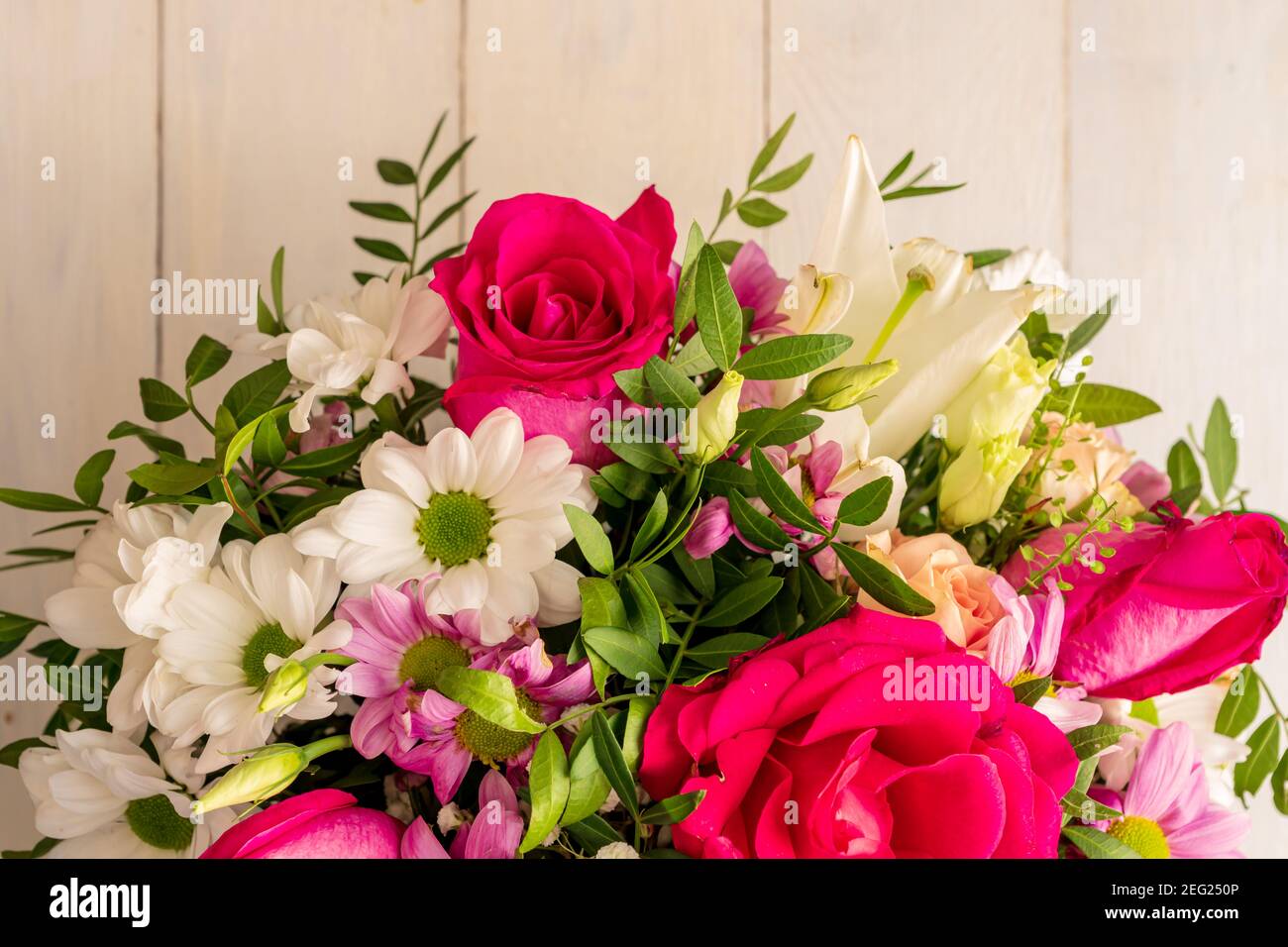 Bouquet de fleurs différentes sur fond de bois, vue sur le dessus. Banque D'Images