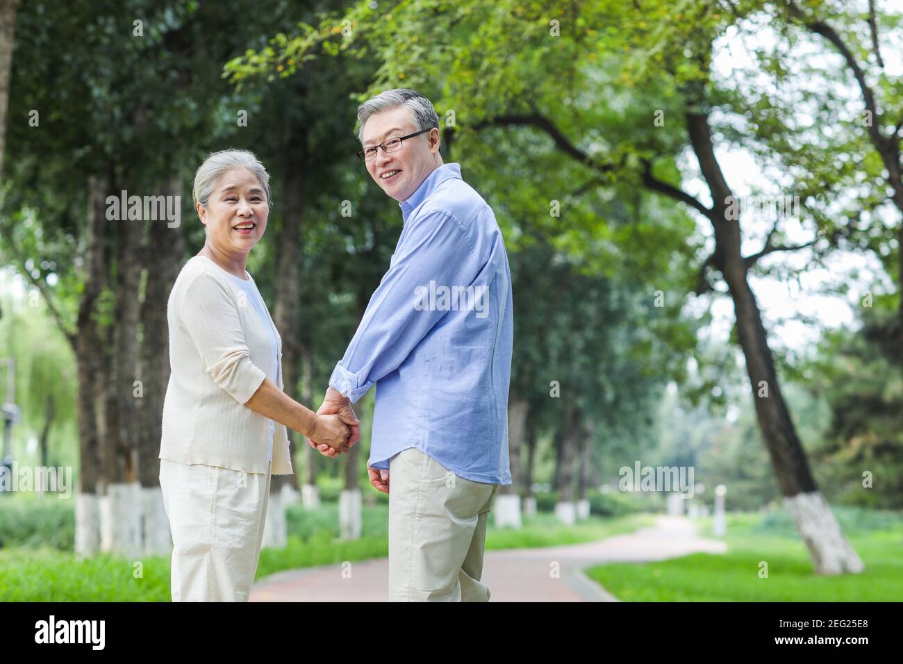 Bon vieux couple qui marche dans le parc main dans la main Banque D'Images