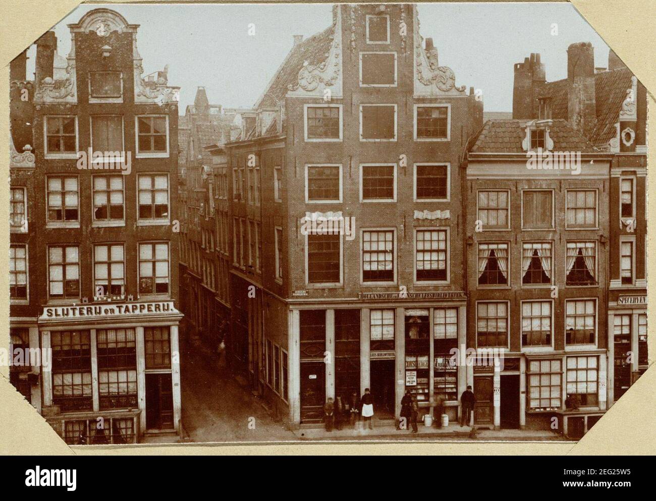 Oude Huizen aan de Oudezijds Voorburgwal bij de voormalige Halsteeg - afgebroken - thans de Damstraat Oorspronkelijke kabine 010094000455. Banque D'Images