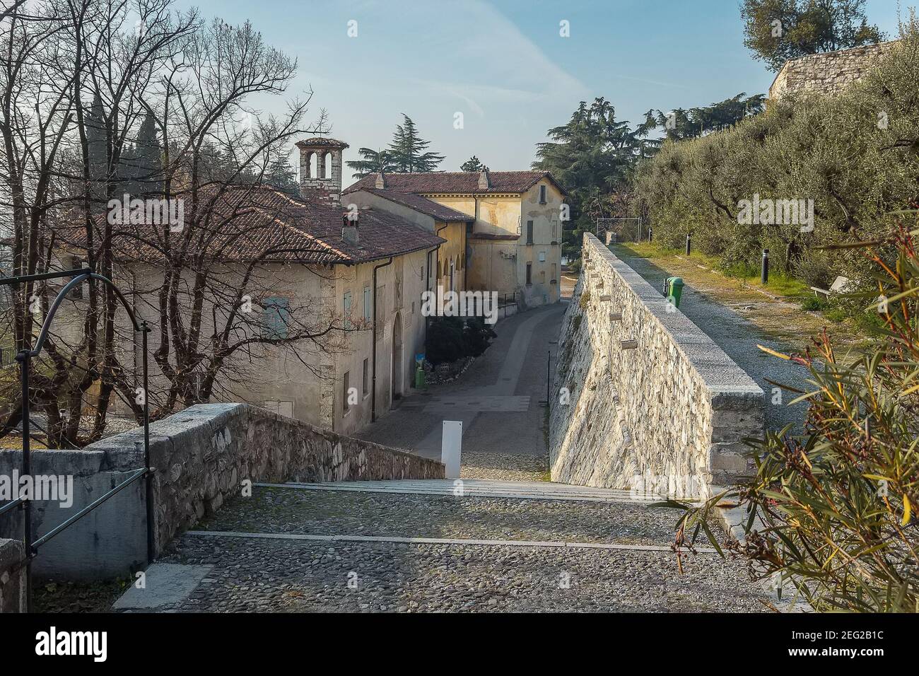 Les escaliers en pierre dans le vieux château de Brescia Banque D'Images