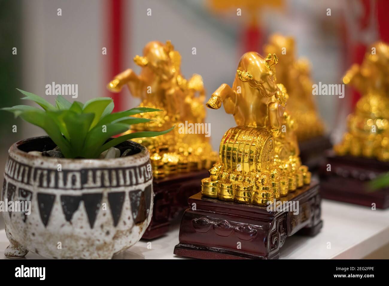 Une figurine dorée d'un Ox d'or selon le 2021 signe de Zodiac du nouvel an chinois Banque D'Images